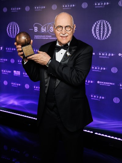 Валерий Тучин — лауреат премии «ВЫЗОВ» в номинации «Ученый года» Валерий Тучин — лауреат премии «ВЫЗОВ» в номинации «Ученый года»