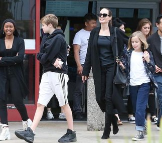 Анджелина Джоли в Лос-Анджелесе в детьми