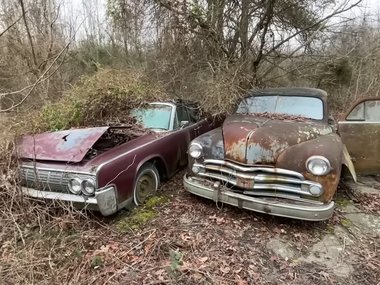 eerie-house-abandoned-for-decades-has-classic-cars-rotting-away-in-the-yard_8.jpeg