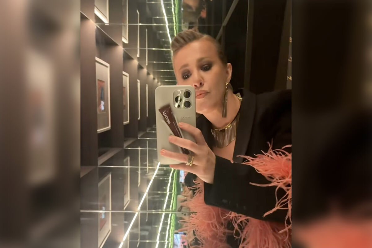 Ксения Собчак пришла на показ в жакете с перьями Ксения Собчак пришла на показ в жакете с перьями