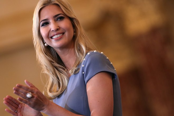 Пользователи соцсетей высмеяли Иванку Трамп за «цитату» Эйнштейна Пользователи соцсетей высмеяли Иванку Трамп за «цитату» Эйнштейна