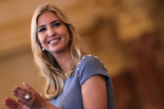 Пользователи соцсетей высмеяли Иванку Трамп за «цитату» Эйнштейна Пользователи соцсетей высмеяли Иванку Трамп за «цитату» Эйнштейна