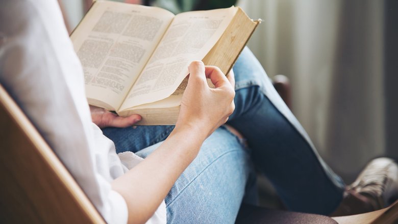 Женщина изучает в книге написание «Чтобы» и «что бы». Женщина изучает в книге написание «Чтобы» и «что бы».