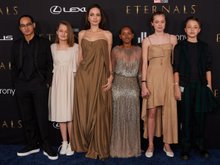 Анджелина Джоли с детьми: сыновьями Мэддоксом и Ноксом и дочерьми Вивьен, Захарой и Шайло