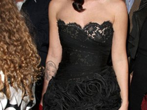 Slide image for gallery: 1134 | Кружевное черное платье Valentino без бретелек с асимметричным подолом