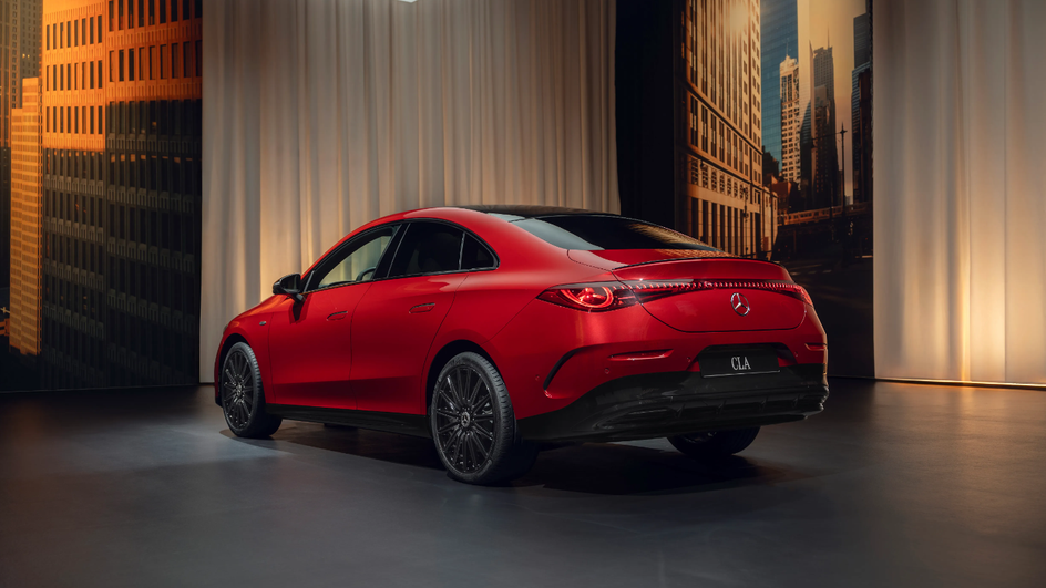 Mercedes-Benz CLA вид сзади и сбоку Mercedes-Benz CLA вид сзади и сбоку