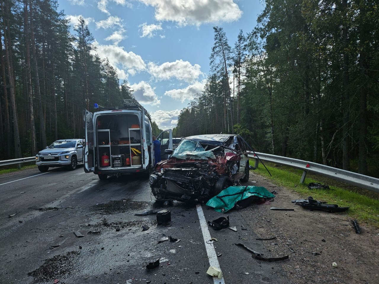 Смертельное ДТП на трассе «Сортавала». На дороге щебень, грузовик в кювете,  под ним видели эвакуатор - Новости Mail.ru