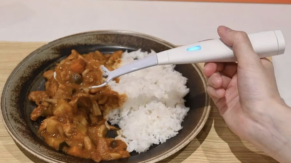 Японцы изобрели электрическую ложку, которая делает еду соленой