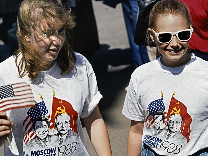Девушки в футболках в честь Московского саммита лидеров СССР и США, 1988 год Девушки в футболках в честь Московского саммита лидеров СССР и США, 1988 год
