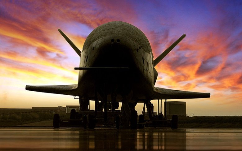 Считается, что китайский «многоразовый экспериментальный космолет» напоминает орбитальный самолет Boeing X-37B, показанный на этом фото. Изображения реального китайского космолета никогда не публиковались. Источник: spacenews.com