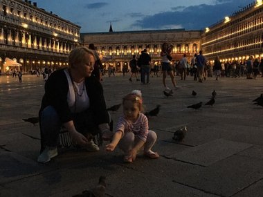 Slide image for gallery: 6435 | Актриса с дочерью кормит голубей на площади Венеции @s_permyakova