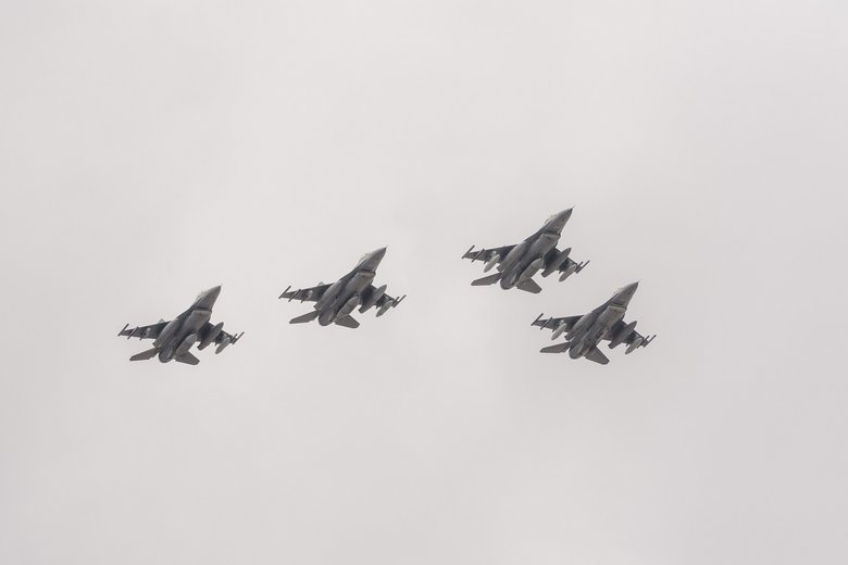 F-16  в небе. Фото: Райан Кэмпбелл / Defence Blog
