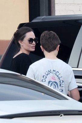 В сети появились редкие фото Джоли с сыном