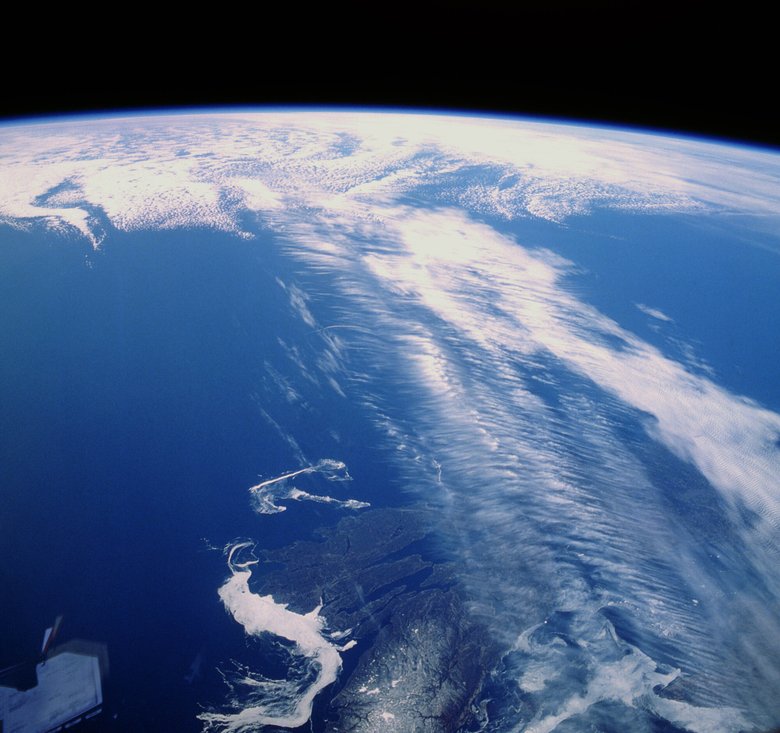 Облака вдоль струйного потока над Канадой. Фото: NASA