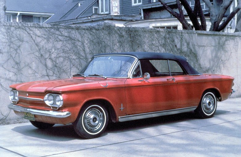 Один из самых смелых автомобилей Америки — заднемоторный Chevrolet Corvair. На снимке модель 1963 года