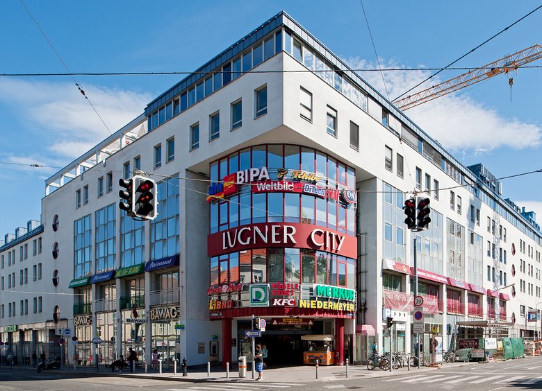 Торговый дом Lugner city куда демократичнее, кроме того, помимо магазинов в нем находятся фитнес-центр, кинотеатр, офисы, кафе