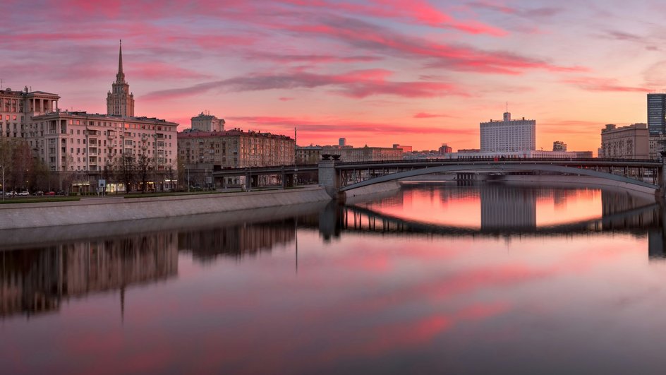 Мост в Москве через реку