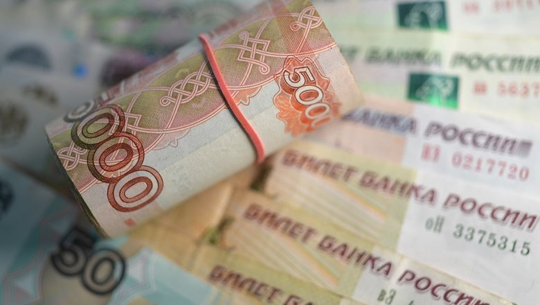 5000 свернуты и 1000, 100, 50 рублевые купюры для отпуска. 5000 свернуты и 1000, 100, 50 рублевые купюры для отпуска.