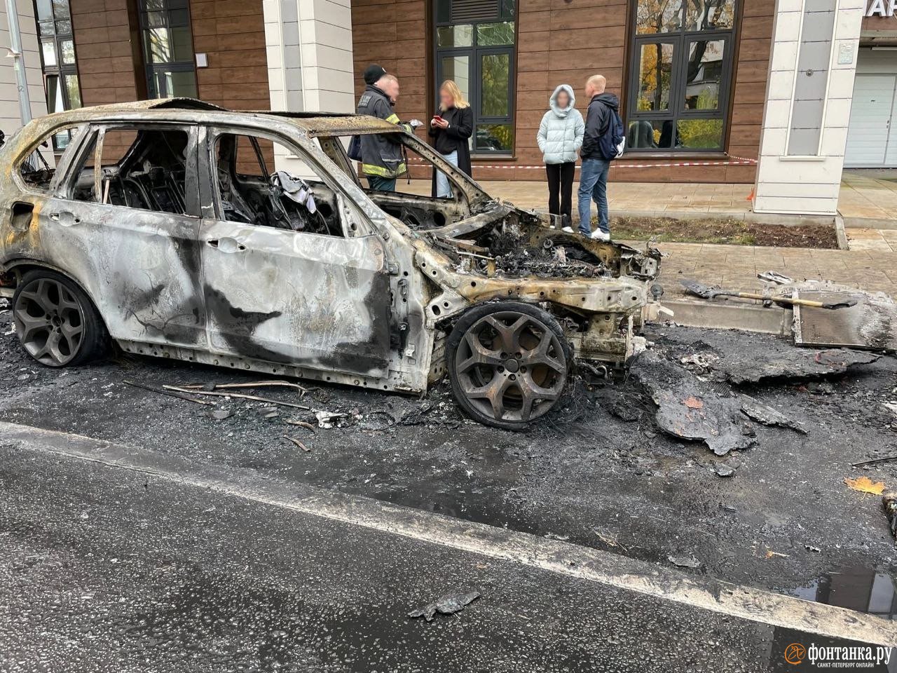 Пожар у элитного дома на Петровском попал на видео. Посмотрите, что  осталось от дорогих машин - Новости Mail.ru