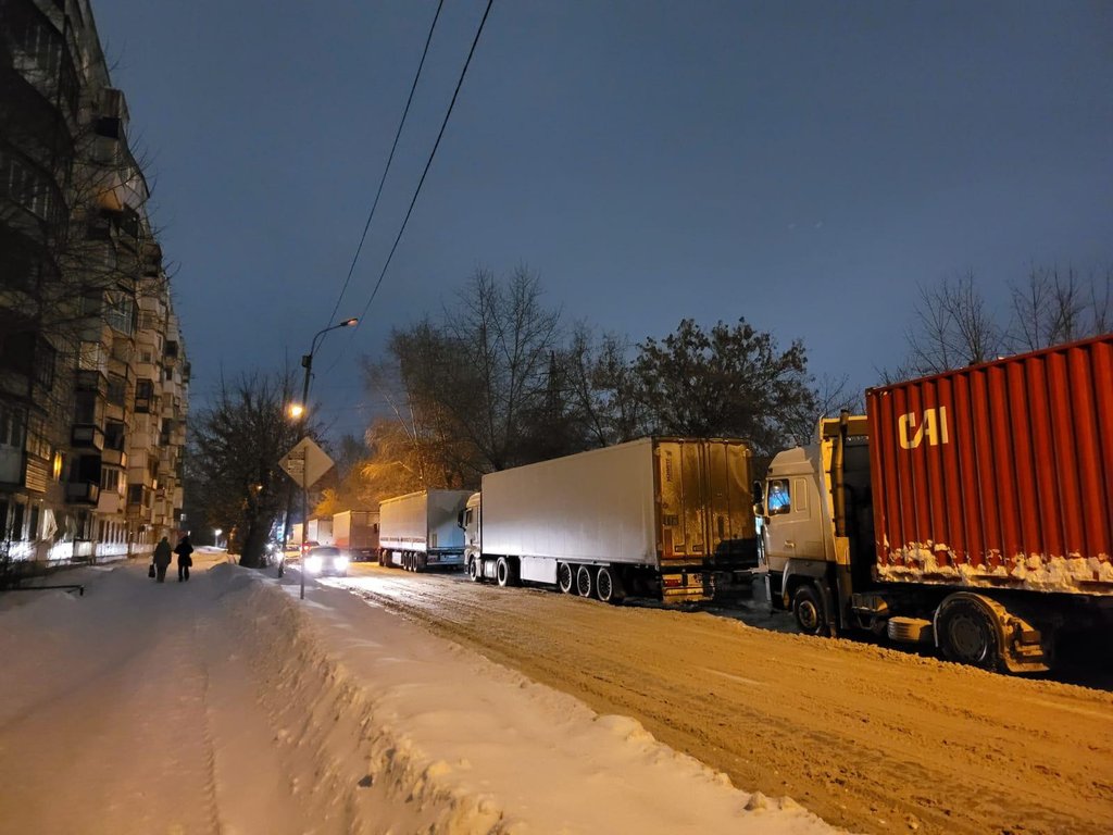 В Новосибирске на улице Даргомыжского фуры оставили водителям полполосы для  проезда - Новости Mail.ru