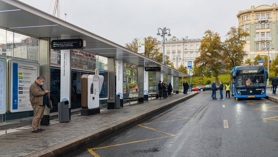 Остановка общественного транспорта, электробус