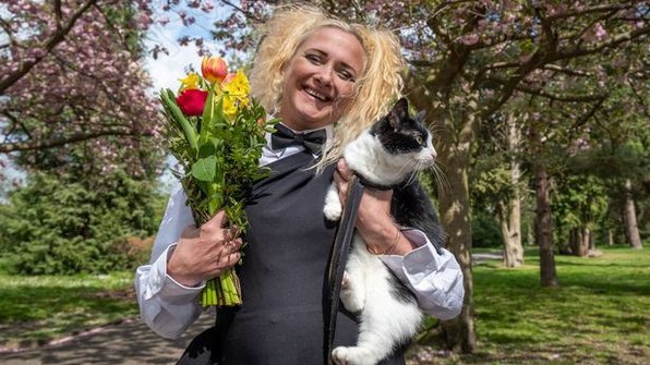 Женщина вышла замуж за кота, чтобы спасти его
