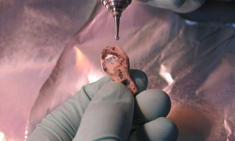 Датировка кулона, найденного в Денисовой пещере (Tom Higham, University of Oxford / phys.org)