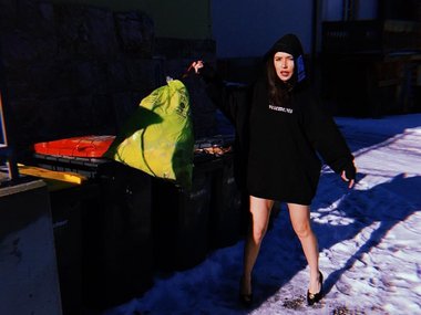 Slide image for gallery: 12523 | Кстати, московских морозов Оля тоже не боится и ходит выбрасывать мусор в одной лишь толстовке и туфельках — с голыми ногами.