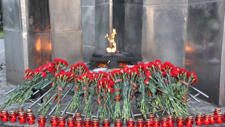 Цветы и свечи возложены к мемориалу в День памяти и скорби.