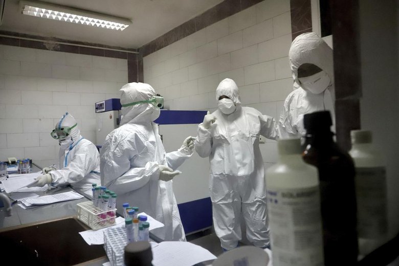Вирусологи в лаборатории. Фото: Winona Daily News