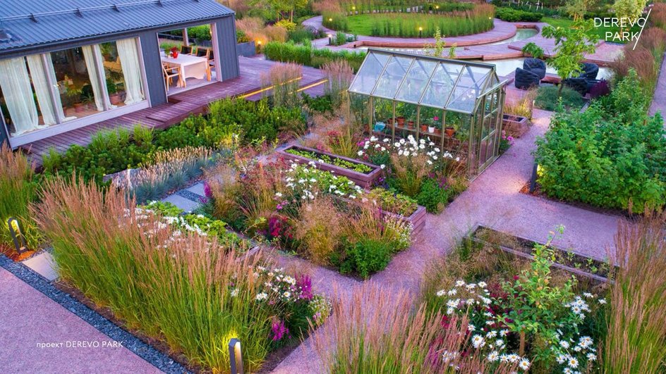 Декоративный огород с фиолетовыми дорожками, домом и теплицей