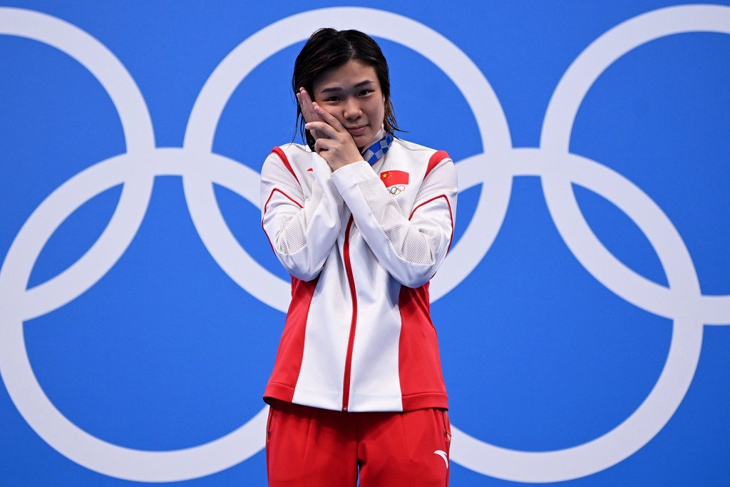 Прыжки в воду в китае. Ши Тинмао. Голубой фон на Олимпийских играх в Китае. 2020 Олимпиада трамплина. Золото прыжки китаянка.