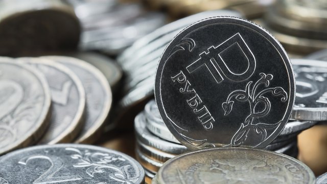 Монеты достоинством в один и два рубля лежат на столе 