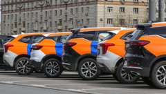 Автомобили каршеринга 'Яндекс.Драйв' на парковке