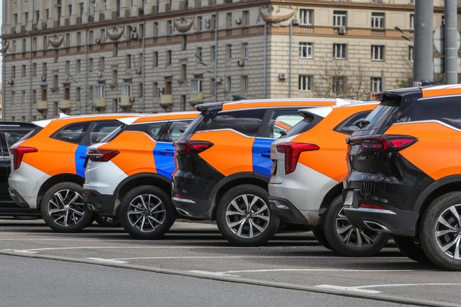 Автомобили каршеринга "Яндекс.Драйв" на парковке Автомобили каршеринга "Яндекс.Драйв" на парковке