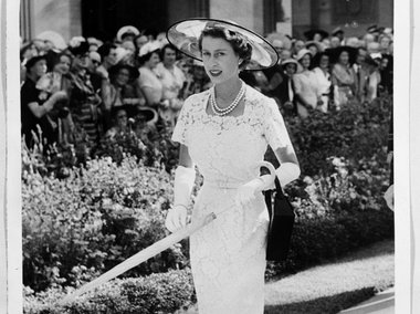Slide image for gallery: 14445 | Платье из журнала мод. Во время светского приема в Сиднее в 1954 году Елизавета II блистала в облегающем белом платье. Королева в тот день произвела фурор: в ее облике сквозила сдержанная сексуальность! В наряде с выраженно