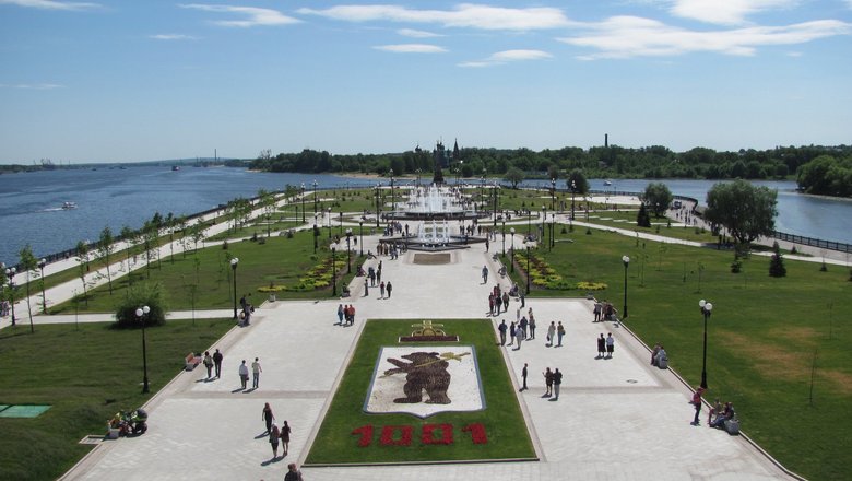 Совершая круиз по Волге, можно увидеть нижний партер парка на Стрелке в Ярославле.
