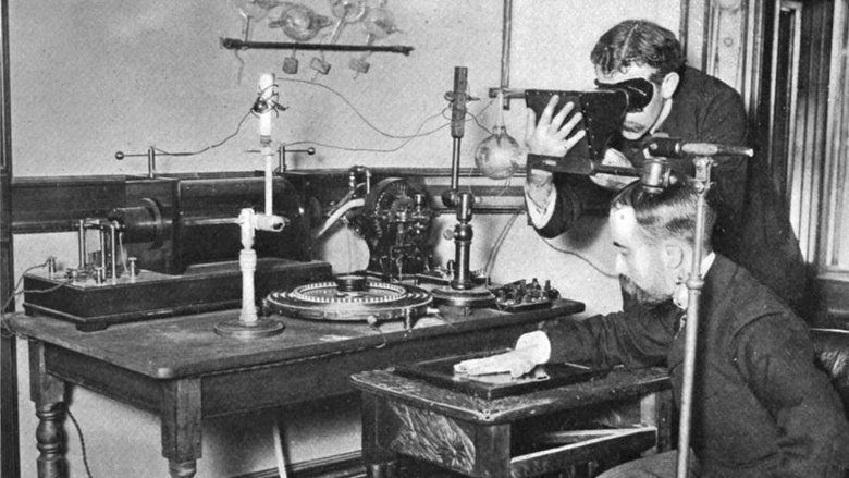 Ученые делаю рентгеновский снимок с помощью раннего аппарата с трубкой Крукса, конец 1800-х годов.Фото: Wikimedia / William J. Morton / Общественное достояние