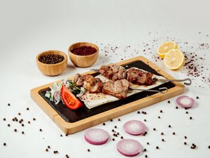 Шашлык на тарелке