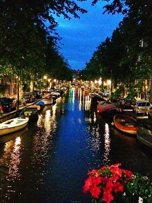 Slide image for gallery: 4111 | Комментарий «Леди Mail.Ru»: Актриса прогулялась по вечернему Амстердаму
