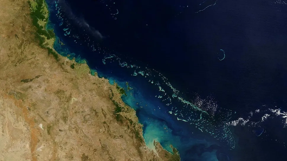 Большой Барьерный риф. Снимок получен спектрорадиометром среднего разрешения на спутнике NASA «Терра» 