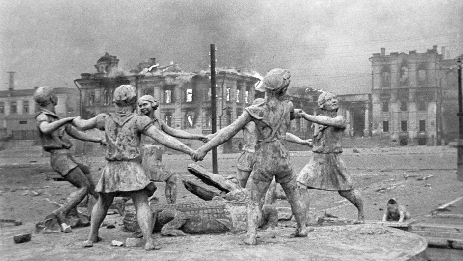 Сталинград, фонтан «Детский хоровод», 1942 год Сталинград, фонтан «Детский хоровод», 1942 год