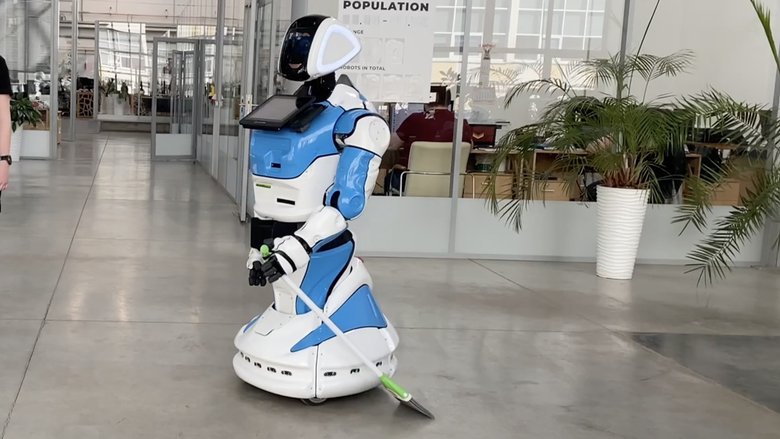 Так выглядит модернизированный робот из Перми с метлой в руке. Фото: пресс-служба «Промобот» 
