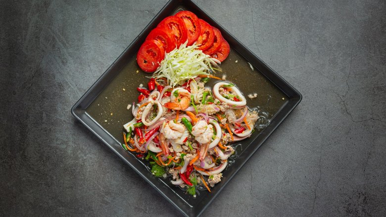 Чтобы салат получился вкусным, нужно правильно выбрать кальмара. У свежего кальмара цвет розовато-кремовый или кремовый