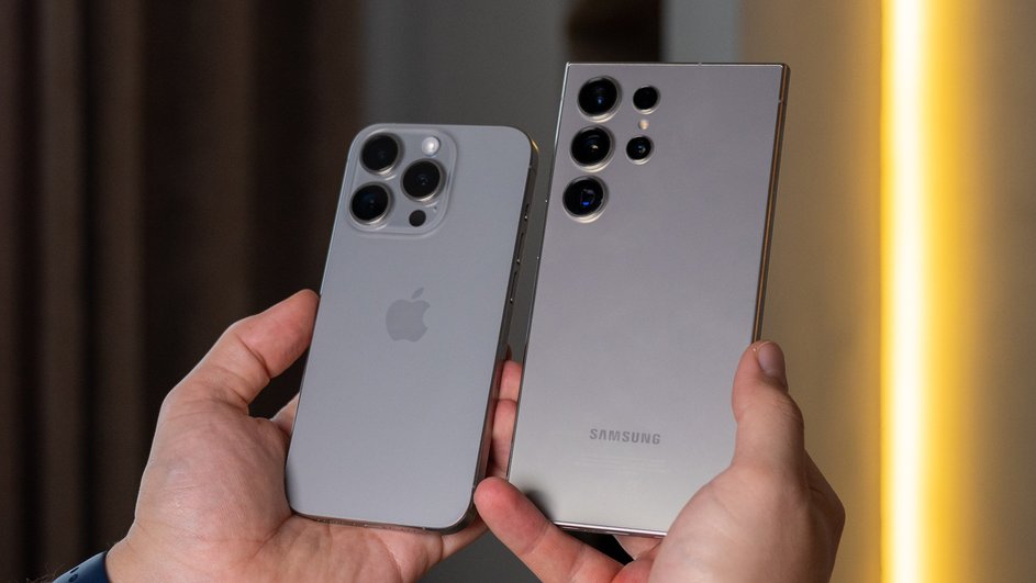 Слева iPhone 15 Pro с экраном 6,1 дюйма, справа Galaxy S24 Ultra с экраном 6,8 дюйма
