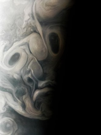 Вы тоже видите глаз, нос и рот на этом кадре? Фото: NASA/JPL-Caltech/SwRI/MSSS/Vladimir Tarasov