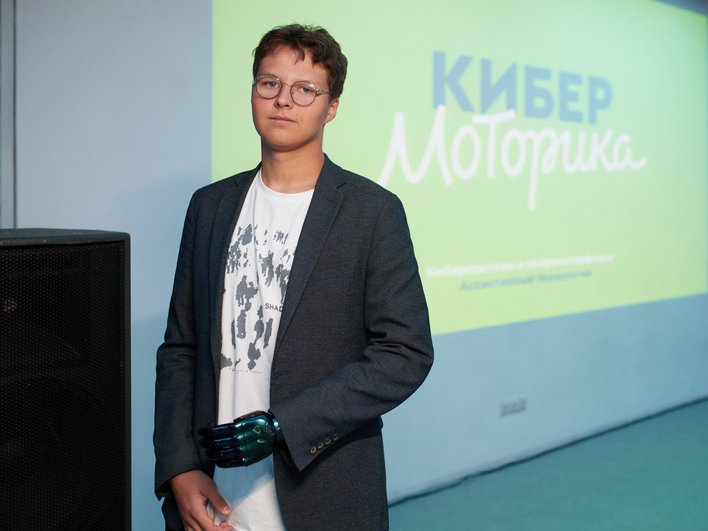 Белорусский пловец и член резерва паралимпийской национальной команды Республики Беларусь по плаванию Дмитрий Тиханенок получил свой первый бионический протез руки от «Моторики» 