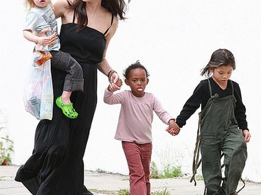 Slide image for gallery: 887 | Анджелина Джоли с детьми Паксом, Захарой и Шило