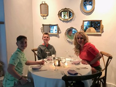 Slide image for gallery: 15671 | Бритни Спирс со своим сыновьями в ресторане, 2018 г. |