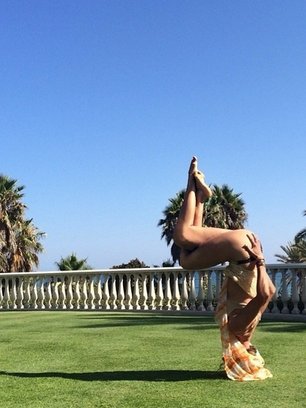 Slide image for gallery: 4213 | Даже в отпуске она не забывает о пробежках и йоге, в которой уже достигла высот — Боня легко стоит на голове без помощи рук